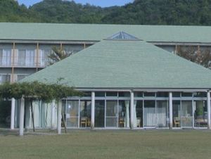 緑に囲まれた外観
