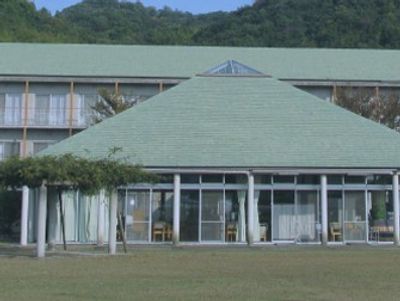 緑に囲まれた外観
