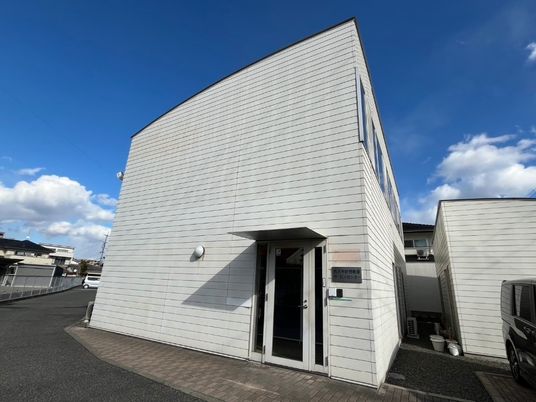 白い建物の外観  