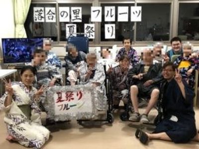 祭りを楽しむ人々の部屋