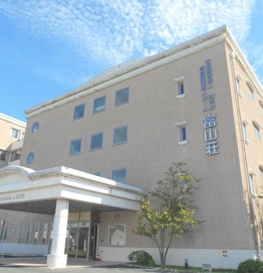 明るい空の下の建物