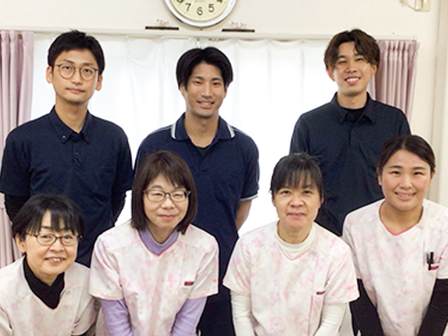 笑顔のスタッフたち スタッフイメージ 頼れるスタッフが一同に集まり、明るい雰囲気で働いています。互いに支え合いながら活動しています。
