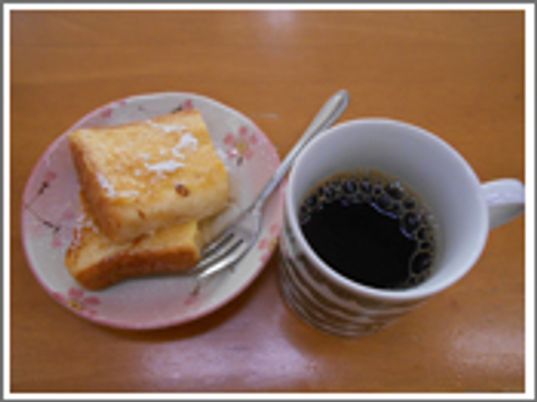 コーヒーとトーストのプレート  