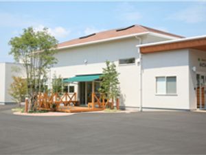 木のデッキがある外観
