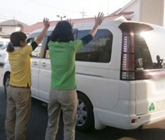 送迎車とスタッフの様子