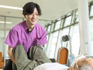 利用者のリハビリ支援をする人