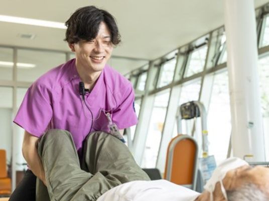 スタッフが支える明るい室内  