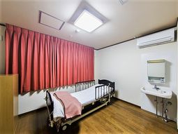 赤いカーテンのある居室