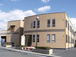 落ち着いた色合いの外観