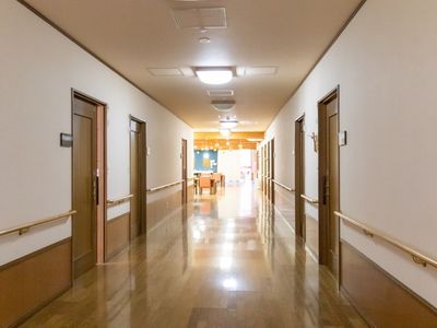 明るく広々とした廊下