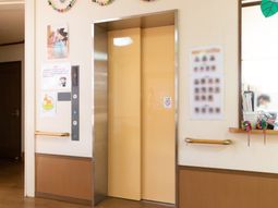 色とりどりの装飾があるエレベーター