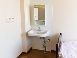 清潔な洗面台とベッド