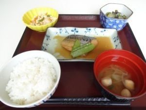 和食を盛り付けた食事膳