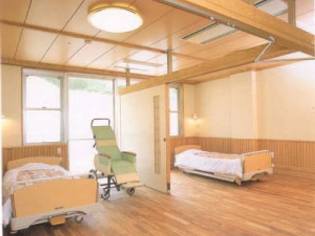 木目調の明るい居室 居室   温かみのある木目調の空間で、自然光が優しく差し込む居室です。リラックスしたひと時を。