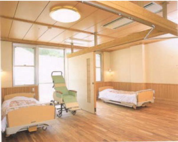 木目調の明るい居室  