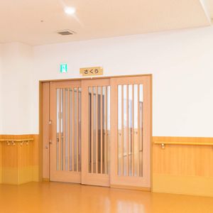 明るい廊下の扉