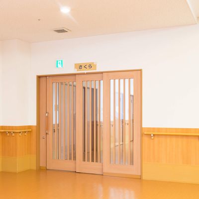 明るい廊下の扉