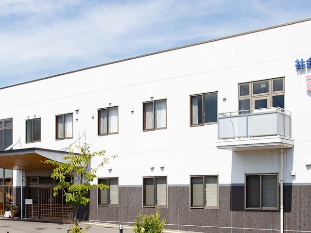 駐車場がある外観 外観 シンプルで清潔感ある建物が特徴です。広い駐車スペースも完備されています。