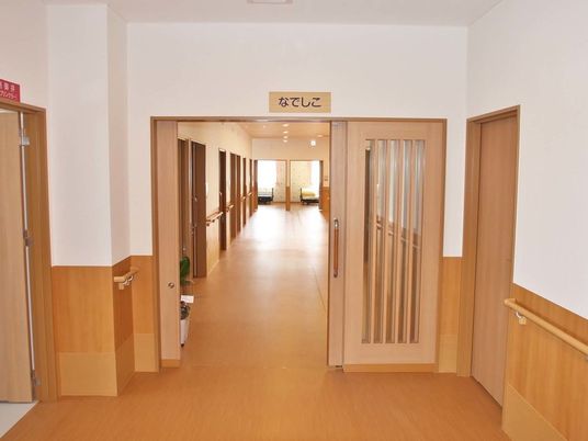明るい廊下の出入口  