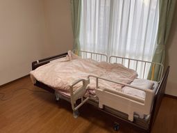 ベッドが置かれた居室