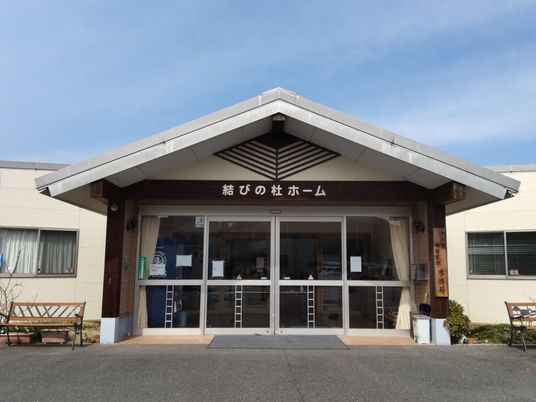 施設正面のエントランス  