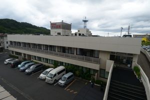 駐車スペースが整備された建物正面