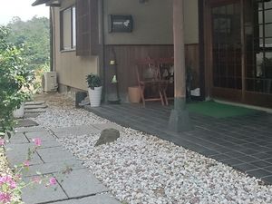和風の玄関前の庭  