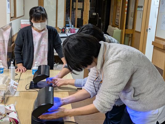 理美容室で施術中  
