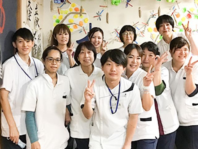 スタッフの集合写真 スタッフイメージ 和やかな雰囲気の中で働くスタッフたちの様子が伺えます。チームワークが大切にされています。