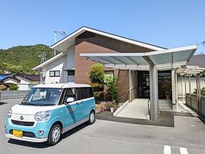 車と玄関のある外観  