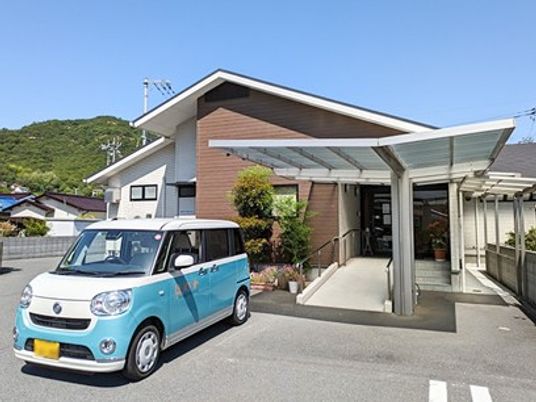 車と玄関のある外観  
