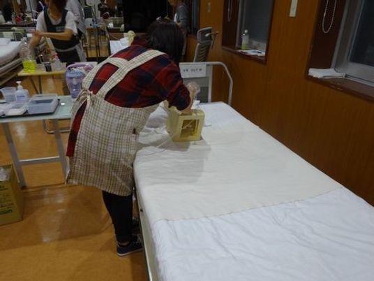 作業に取り組む室内  
