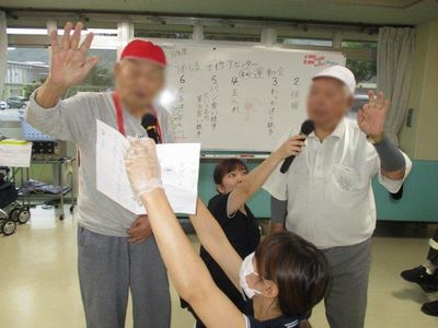 活動する人々の様子