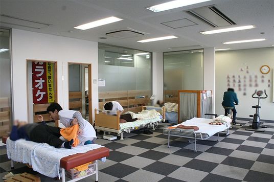 ベッドが並ぶ機能訓練室