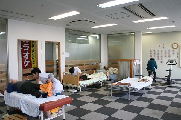 ベッドが並ぶ機能訓練室