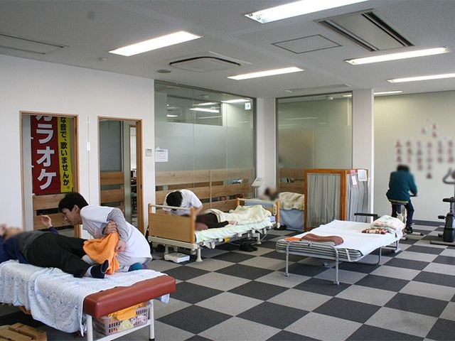 機能訓練ルーム 機能訓練室 広々としたスペースで、入居者がリラックスしながら各種トレーニングを行えます。