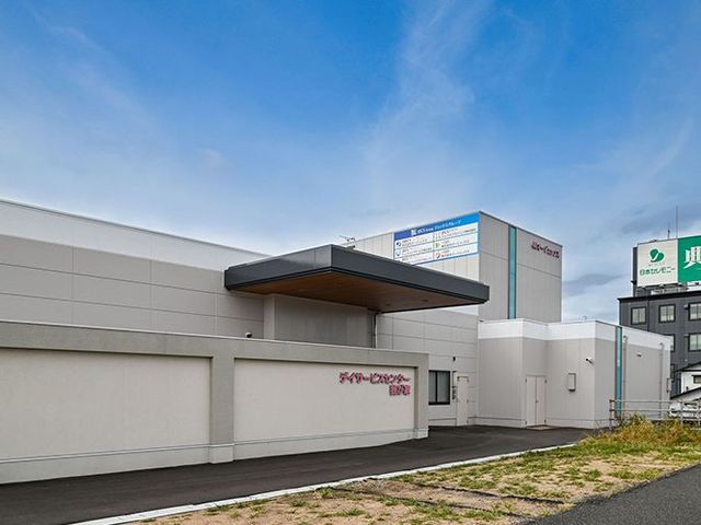 モダンな外観の建物 外観 シンプルで現代的なデザインの建物です。清潔感があり、落ち着いた雰囲気を感じさせます。
