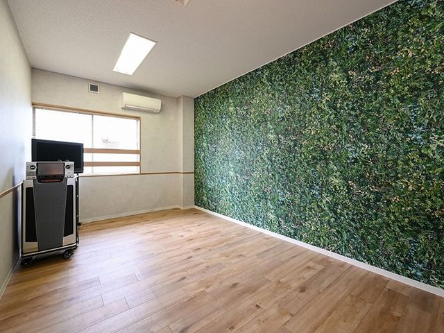 明るく広々とした多目的室 多目的室 明るい天井照明の下、植物の壁画がある多機能スペースです。活動やリラックスの場としてご利用いただけます。