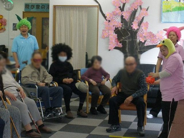 和やかな交流の場 多目的室 活動的な雰囲気の中、スタッフと利用者が楽しく交流しています。様々なイベントが行われる場です。