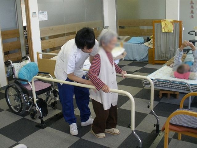 サポート中の様子 機能訓練室 親切なサポートを受けながらリハビリに取り組める環境です。安心して働けます。