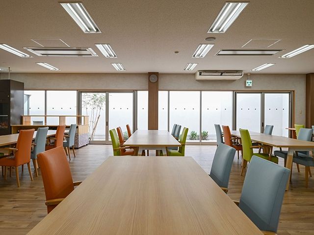 ゆとりある食堂 ダイニングルーム ゆとりある空間のダイニングルームです。明るく開放的な雰囲気の中で、お食事をお楽しみいただけます。