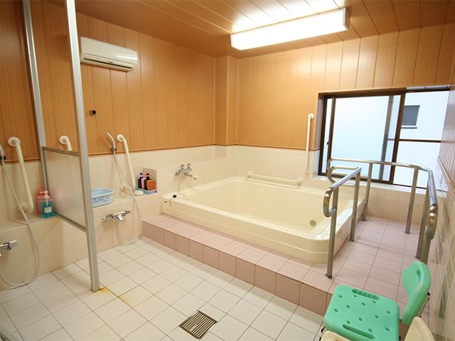 ゆったり浴室 浴室 手すり付きの浴槽で、安全に入浴ができる明るい浴室です。窓からは自然光が差し込み、清潔感のある空間をご提供します。