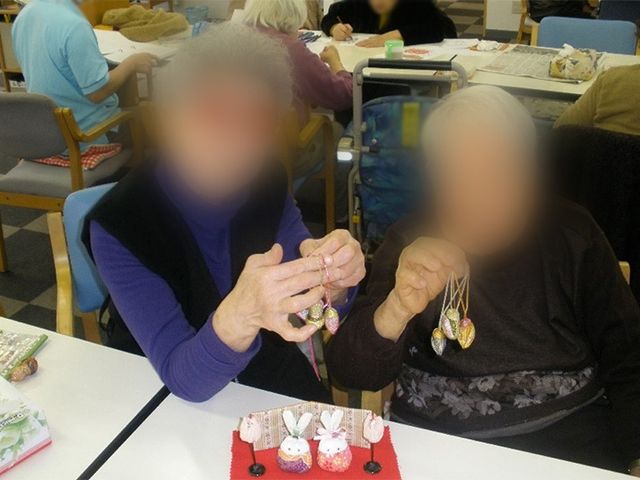 楽しむ高齢者の手芸 多目的室 高齢者が手工芸を楽しむ空間です。皆で集まり、創作活動を通じて交流を深められます。