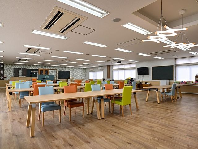 ゆったりした食堂 食堂 広々とした明るい食堂です。個性的な色の椅子が並べられ、温かみのある空間を提供しています。