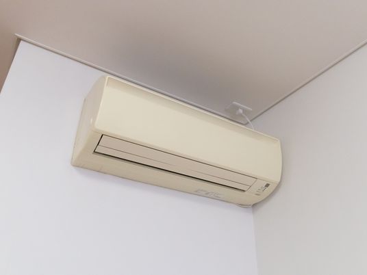 居室にはエアコンが完備されている。付属のリモコンを使って、入居者様ご自身で簡単に室内の温度を調節できる。