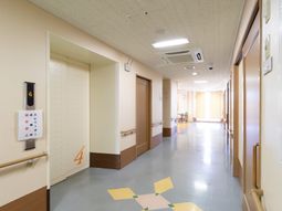 明るい廊下の風景