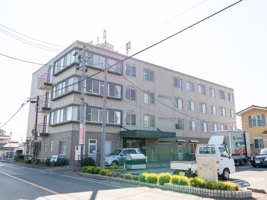 明るい外観の施設外観