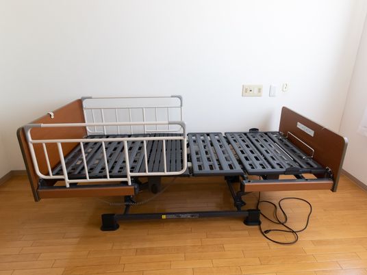 居室には介護用ベッドが完備されている。リモコンで簡単に好みの高さや角度に調整して、快適に利用できる。
