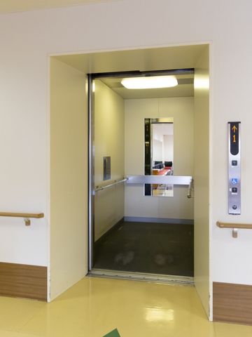 エレベーターの開いた扉