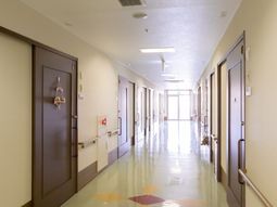 快適な施設の廊下